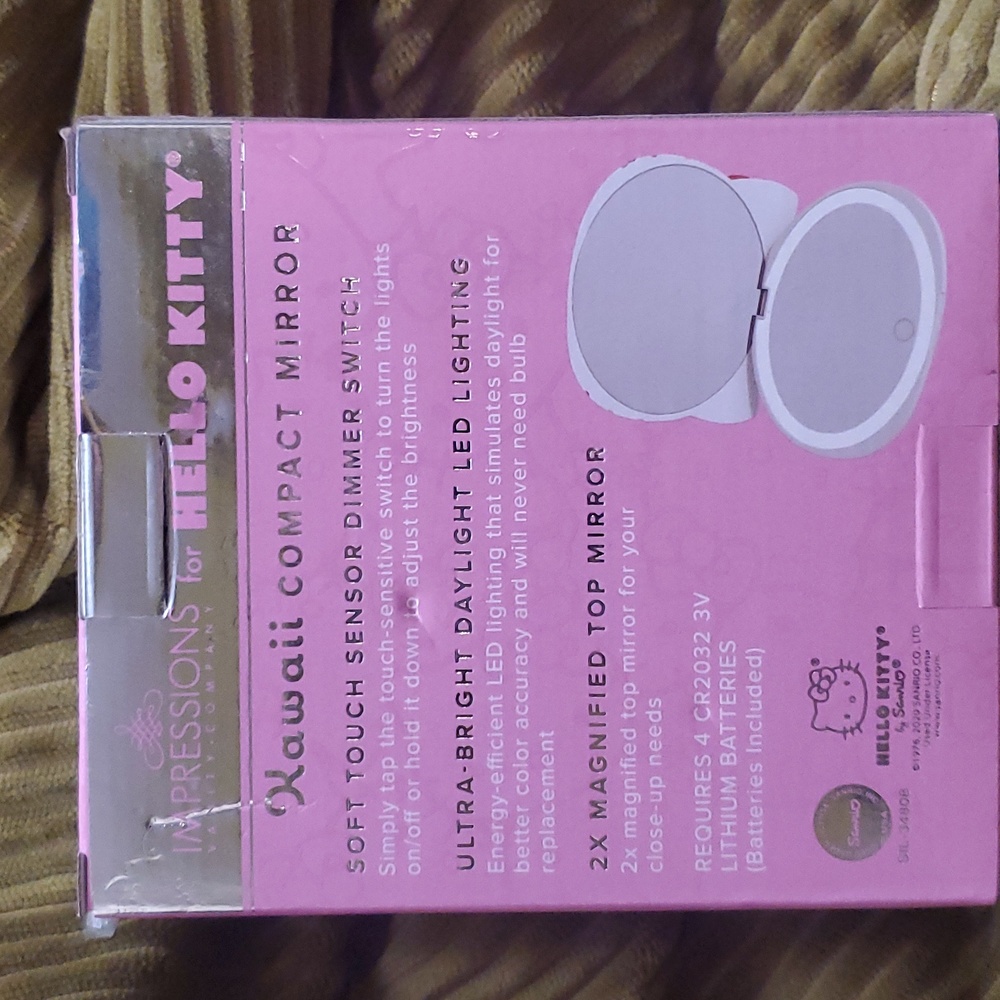 Hello Kitty Light Up Compact Mirror - Picture 2 of 5